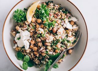Proteinska salata od kvinoje, slanutka i povrća