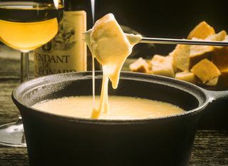 Rastopljeni sir odnosno fondue od kojeg brzo rastu zazubice