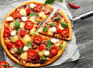 Tijesto za pizzu može se napraviti od samo 2 sastojka