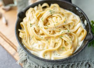 Tjestenina u kremastom umaku od zrnatog sira