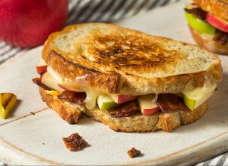 Topli sendvič sa sirom, špekom i jabukom