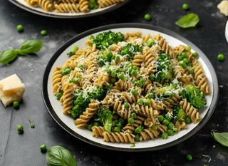 Tjestenina s brokulom, graškom i prženim pinjolima