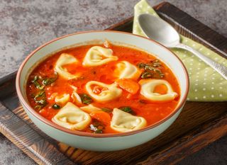 Juha od rajčice i tortellina