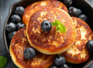 Dodajte zrnati sir u smjesu za palačinke