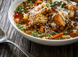 Juha od leće i parmezana