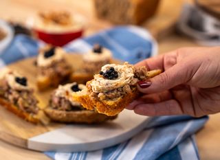 Tatarski biftek Ane Antunović s maslacem od čvaraka i lažnim kavijarom na toplom multigrain kruhu. - 1