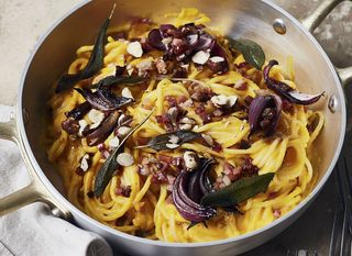 Ilustracija tjestenina s karameliziranim lukom