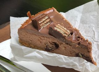 Čokoladni cheesecake s Kit Katom