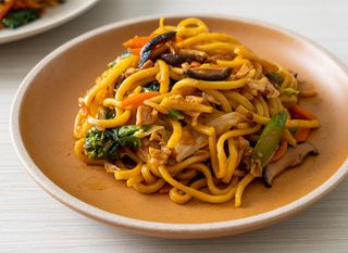 Stir fry Udon rezanci s povrćem