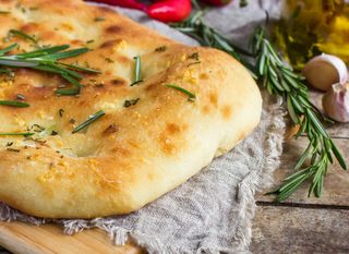 Focaccia s ružmarinom i češnjakom