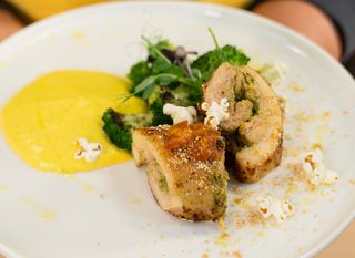 Iva Novosel: Rolada od pilećeg zabatka s komponentama na tanjuru koje zabavljaju - 2