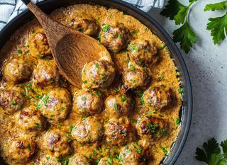 Mesne okruglice u kremastom umaku