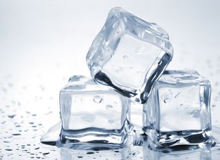 Kristalno čiste kockice leda ljepše izgledaju u čaši s omiljenim napitkom