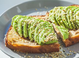 Konopljine sjemenke možete dodati na tost s avokadom