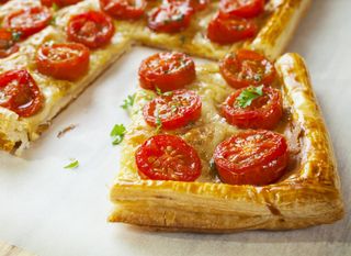Pita od lisnatog tijesta sa sirom i rajčicama