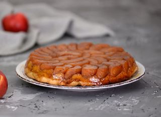 Obrnuta torta s jabukama i karamelom