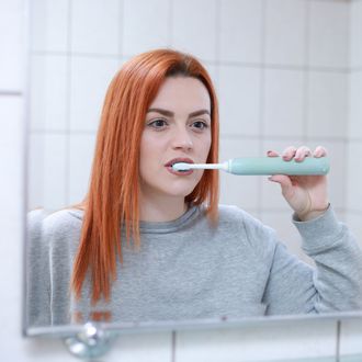 Pranje zubi nakon kave može oštetiti caklinu.