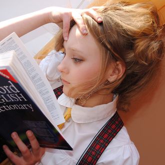 Djevojka čita Oxfordov rječnik.