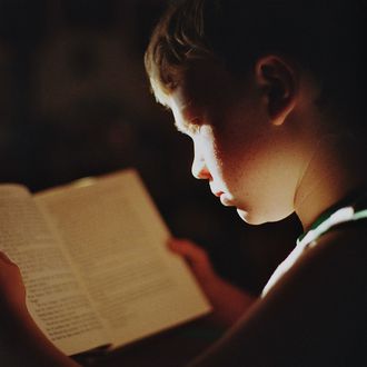 Dječak čita knjigu