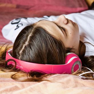 Djevojka sluša glazbu