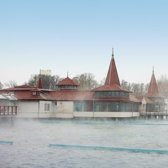 Mistično jezero Hevíz nalazi se na oko sat vremena od hrvatske granice