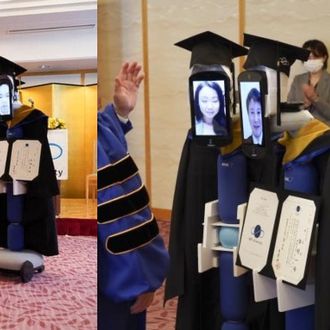 Koronavirus nije zaustavio promocije: Roboti preuzeli diplome umjesto studenata! FOTO