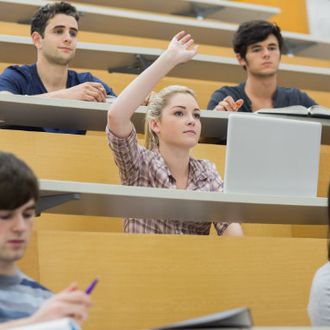 'Bojim se da ću ispasti glupa': Zašto današnji studenti slabo postavljaju pitanja na predavanjima i tko je za to kriv? Evo odgovora!