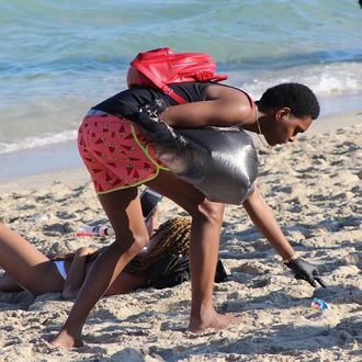 Uzor svima: Student 'žrtvovao' proljetne praznike kako bi počistio smeće s plaže VIDEO