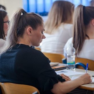 Splitski fakultet studentima poslao obavijest da učionica gdje pišu kolokvij nema klupa: 'Ponesite čvrstu podlogu za pisanje'