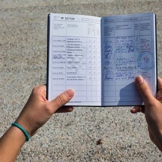 Zagrebački student pokazuje svoj indeks i ocjene