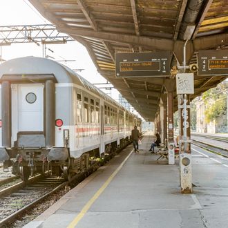 Vlak na peronu zagrebačkog Glavnog kolodvora.