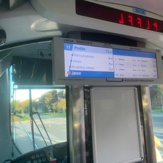 Ekran u zagrebačkom tramvaju izazvao je pozornost sugrađana.