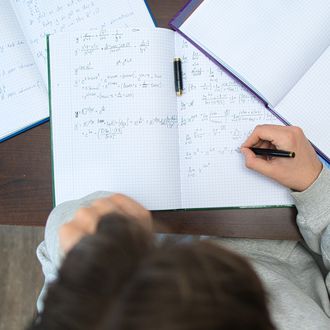 Mladić polaže ispit iz matematike