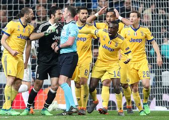 Buffon i suigrači protestiraju sucu Oliveru (Foto: AFP)