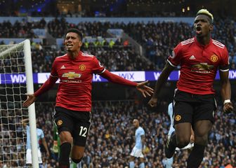 Chris Smalling i Paul Pogba (Foto: AFP)