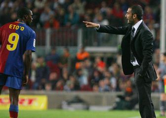 Samuel Eto\'o i Pep Guardiola (Foto: AFP)