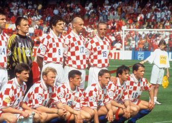 Dubravko Pavličić (s brojem 15 na dresu)