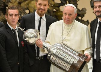 Papa Franjo s trofejem Copa Libertadoresa
