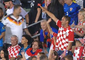 Hrvatski navijač salutira desnicom