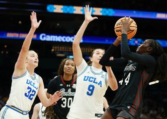 Lena Bilić (u sredini)