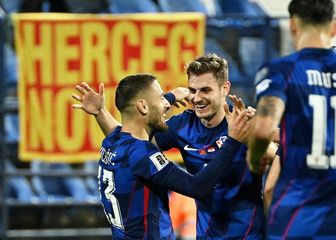 Josip Stanišić (u sredini)