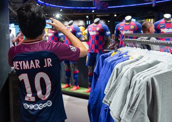 Dječak u Neymarovu dresu u fan shopu Barcelone (Foto: AFP)