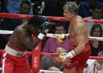 Mickey Rourke u revijalnom boksačkom meču (Foto: AFP)