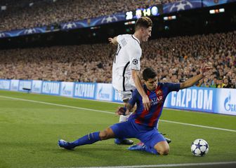 Thomas Meunier u duelu s Luisom Suarezom na Camp Nouu