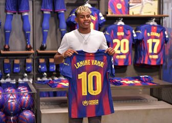 Lamine Yamal s dresom Barcelone