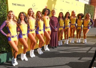 Jeanie Buss s navijačicama