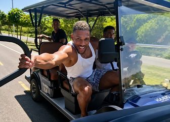 Joshua divljao u vozilima za golf