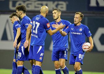 Lukas Kačavenda slavi gol s igračima Dinama