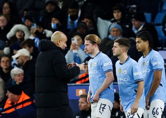 Pep Guardiola, Kevin De Bruyne, James McAtee i Jahmai Simpson-Pusey