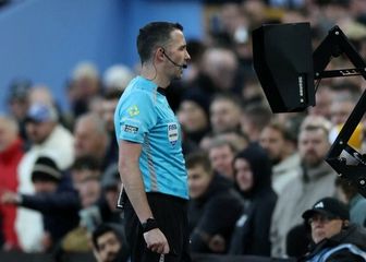 Sudac pregledava snimku